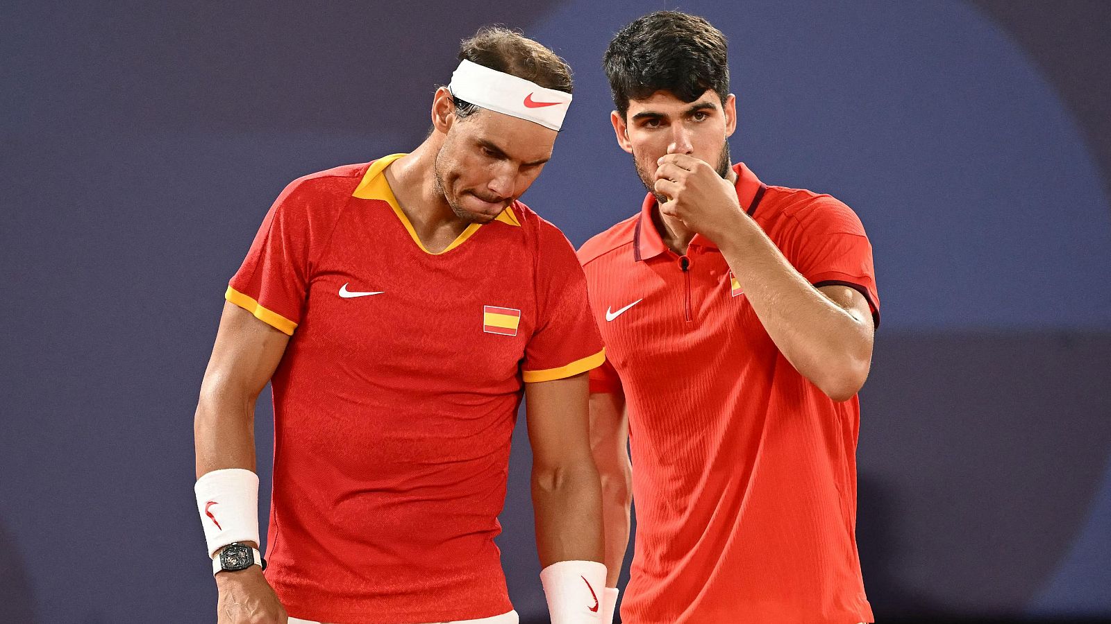 Rafa Nadal y Carlos Alcaraz durante un partido de dobles de los Juegos Olímpicos de París 2024