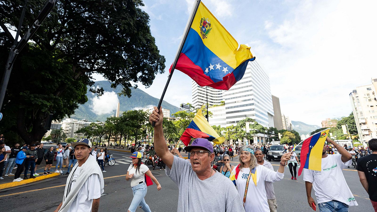 Varias personas protestan contra los resultados electorales oficiales en Caracas, Venezuela
