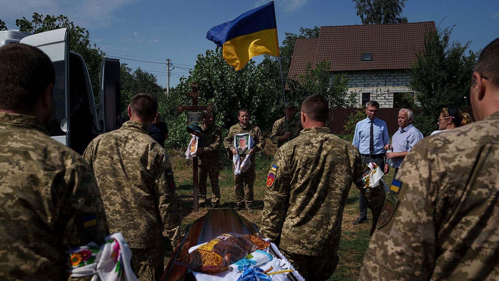 Rusia ha realizado el mayor intercambio de prisioneros con Occidente desde la Guerra Fría. Una guardia de honor porta el féretro de Volodymyr Grechanyi, militar ucraniano, durante la ceremonia fúnebre en la localidad de Putrivka.