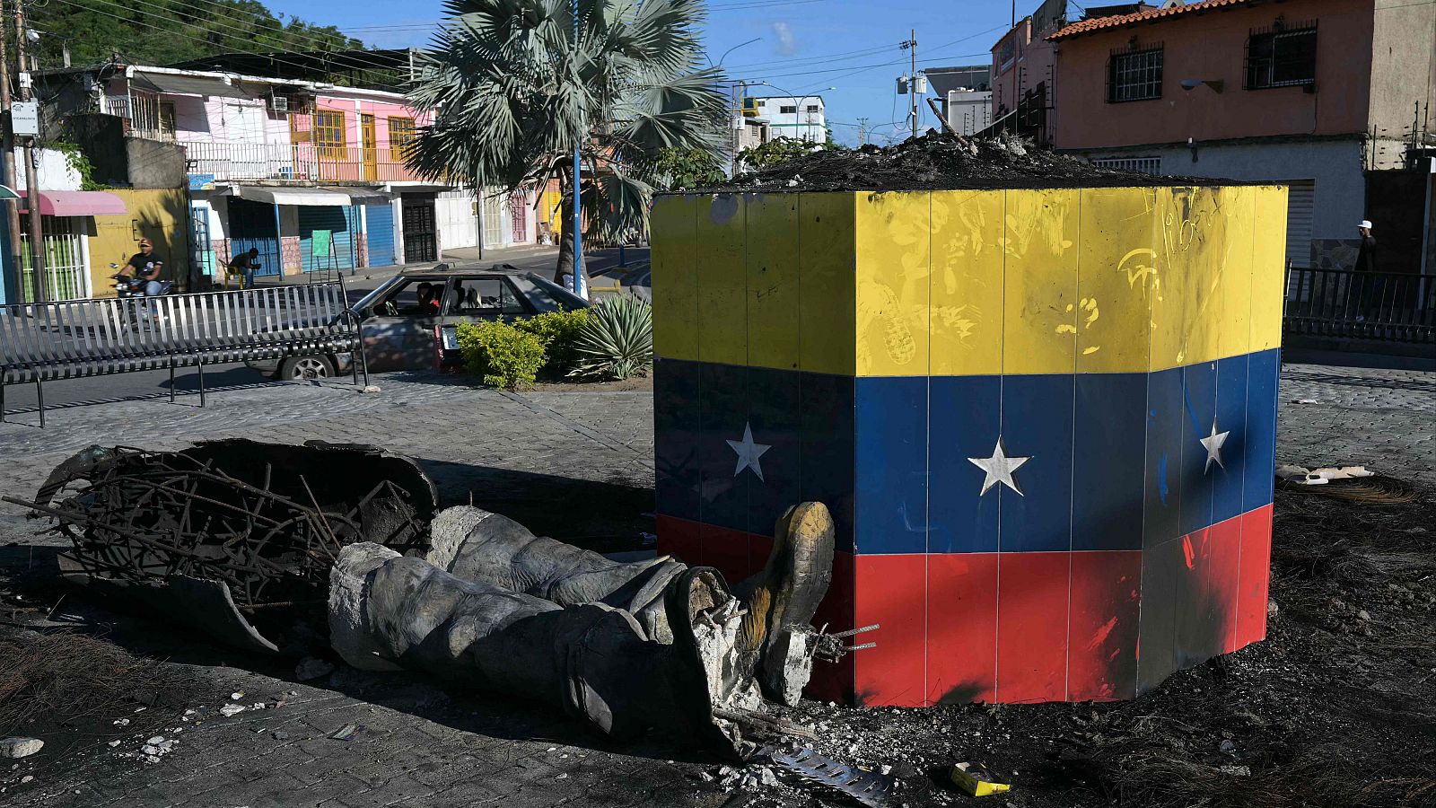 Manifestantes protestan contra Maduro derribando estatuas de Chávez