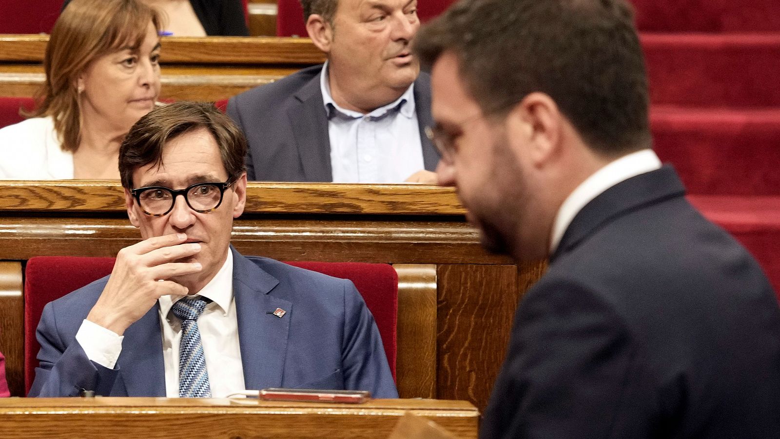 Illa y Aragonès durante un pleno en el Parlament de Cataluña