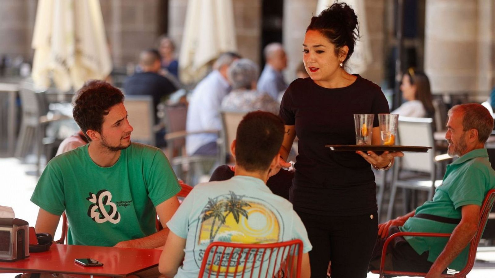 L'hosteleria és un dels sectors que més ocupació genera a l'estiu