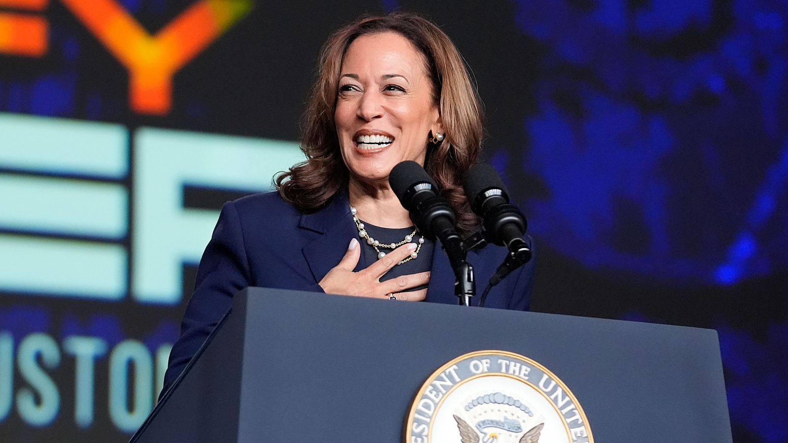 Kamala Harris supera el umbral de delegados necesarios y se convierte en la candidata demócrata a la Presidencia