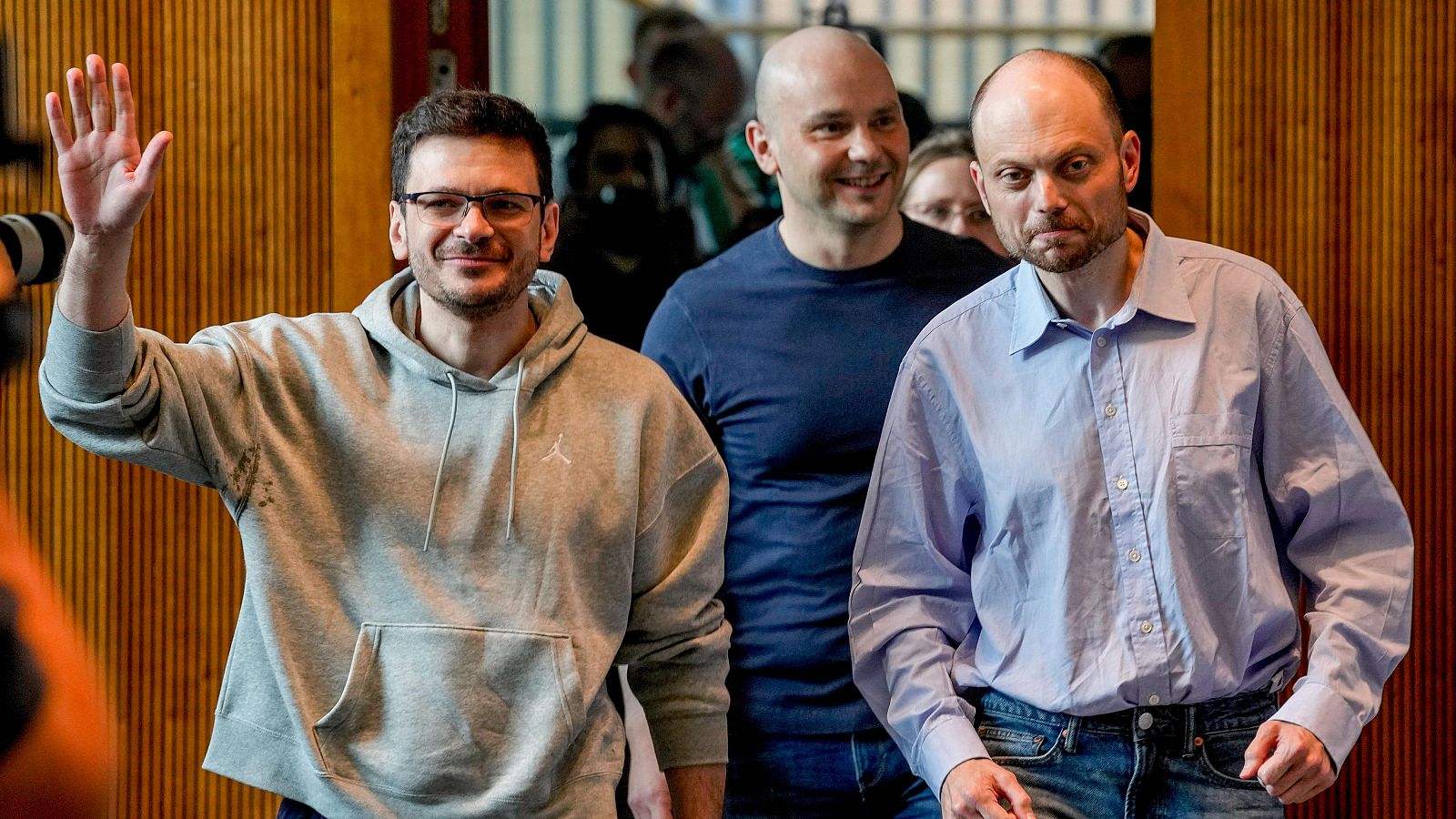 Los prisioneros rusos liberados Ilya Yashin, Andrei Pivovarov y Vladimir Kara-Murza entran en una rueda de prensa en Bonn, Alemania.