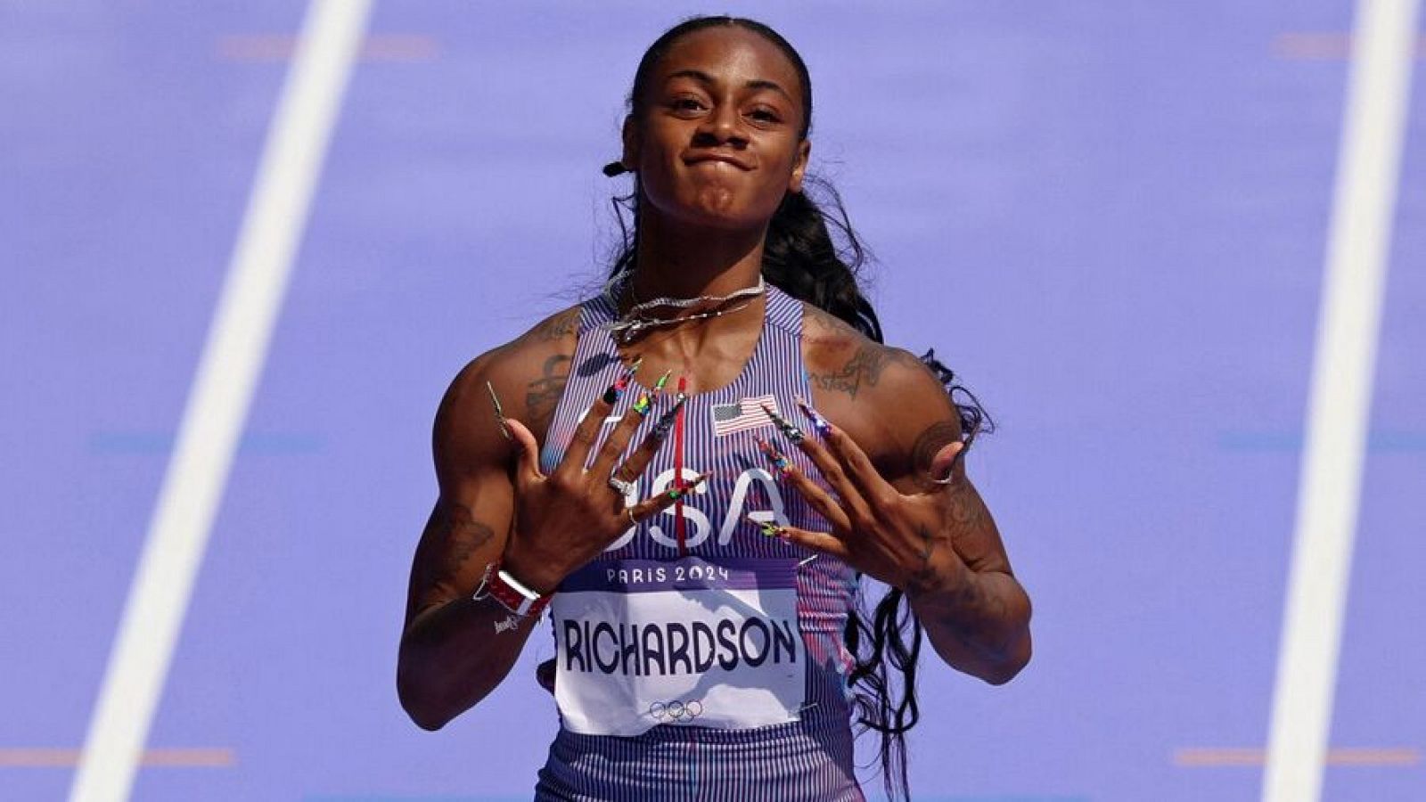 La estadounidense Sha'Carri Richardson celebra su victoria de primera ronda en los 100m de París 2024