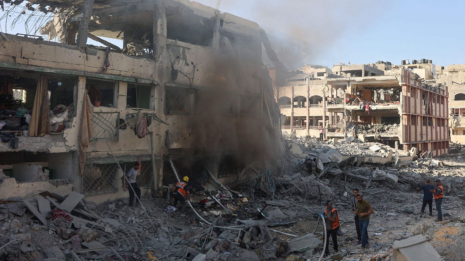 Un edificio destruido tras un bombardeo israelí que alcanzó las escuelas Hamama y al-Huda, en Gaza.