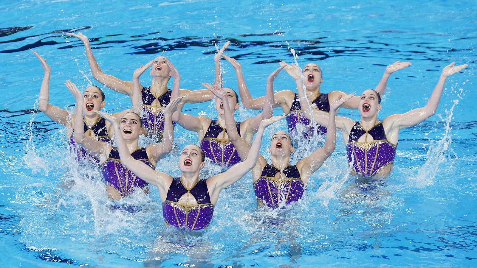 Ejercicio del equipo español de natación artística antes de los Juegos de París 2024