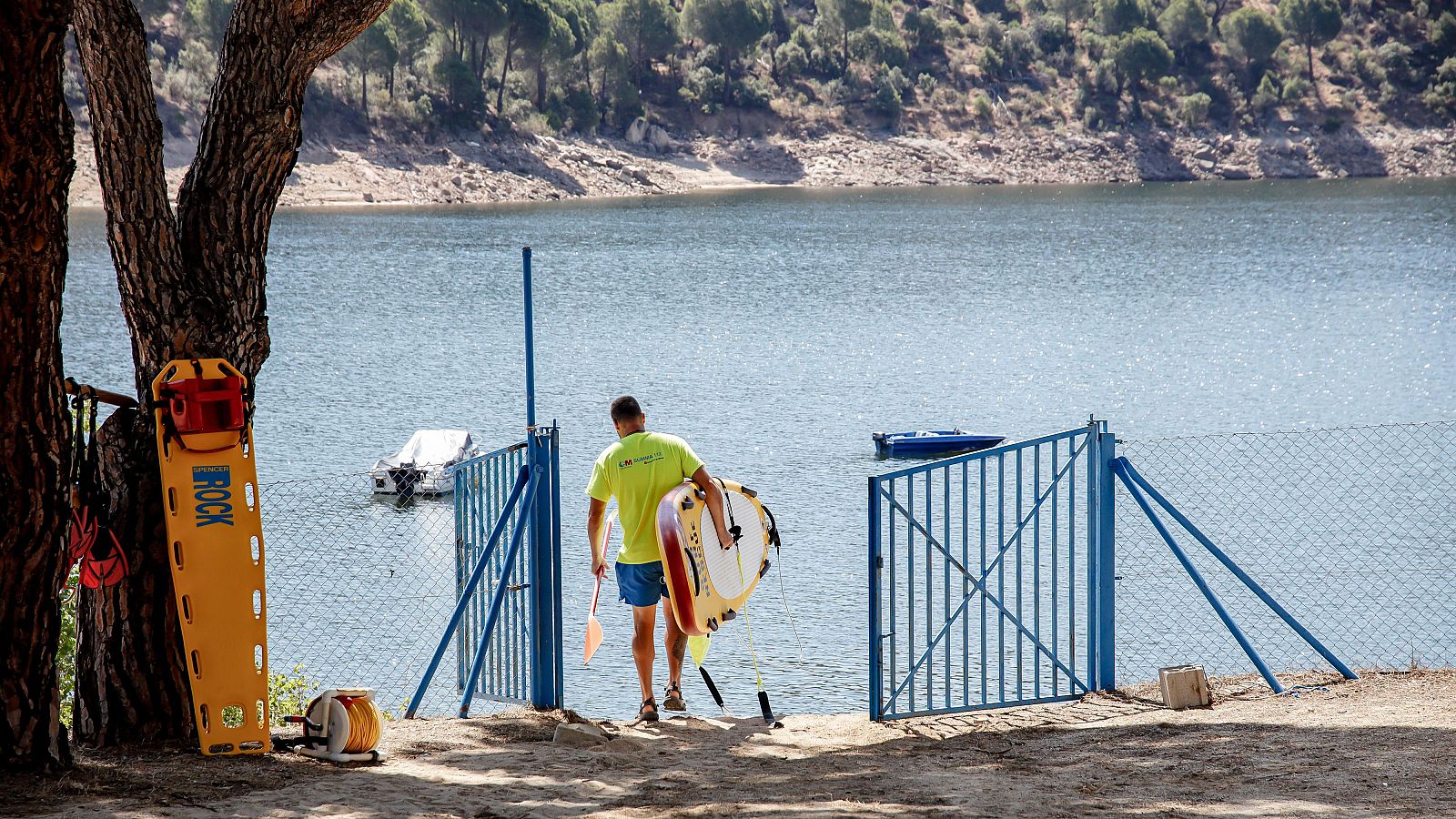 Socorrista del SUMMA 112 en la playa de interior Virgen de la Nueva (Madrid)