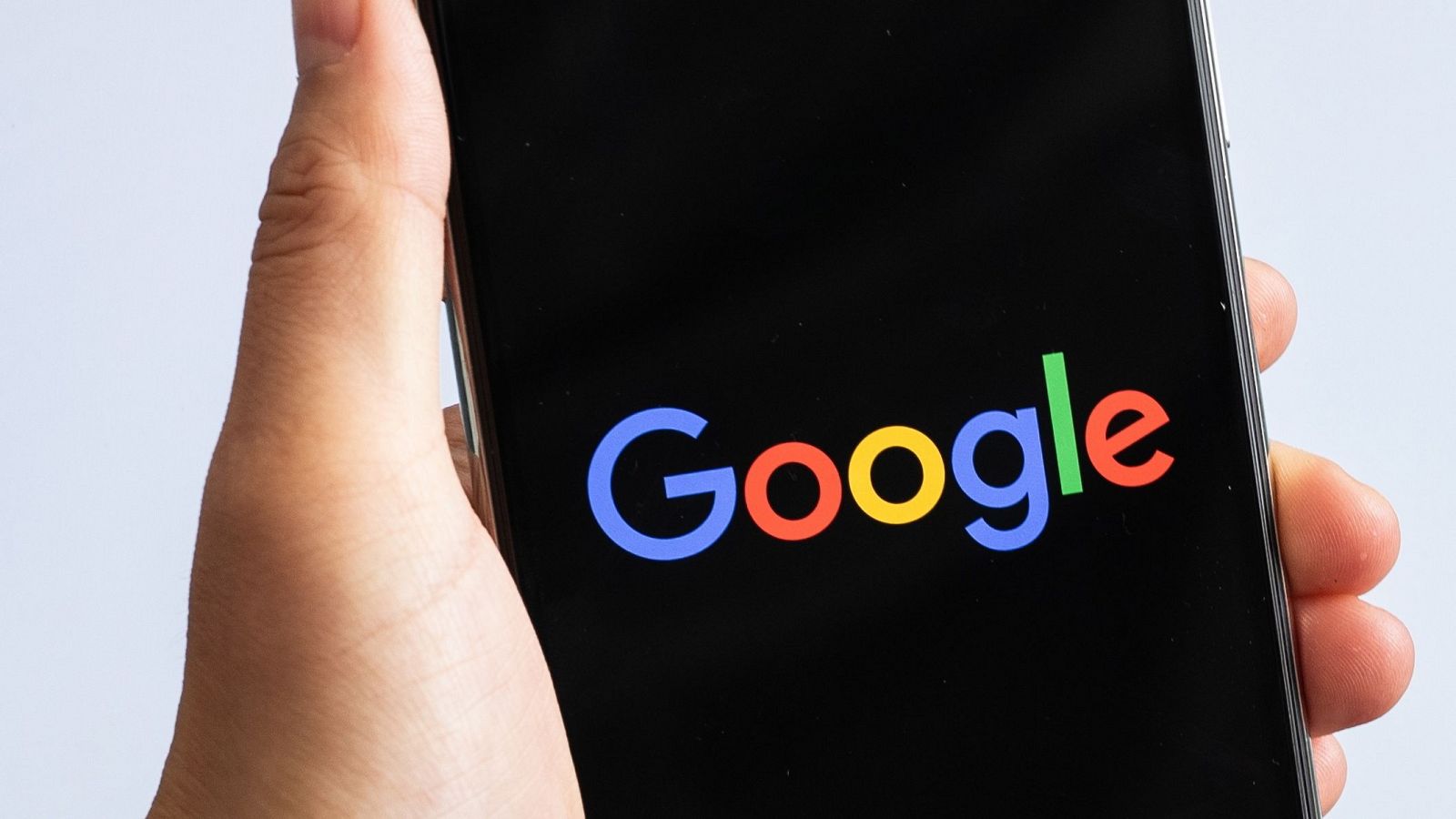 El logotipo de Google en la pantalla de un teléfono móvil