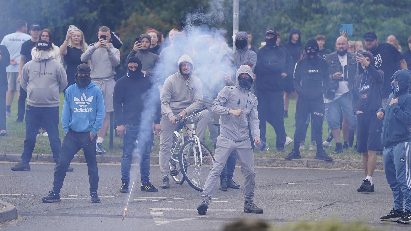 Imagen de los disturbios contra la inmigración el pasado domingo en Rotherham. Seis detenidos en nuevos disturbios en ciudades británicas