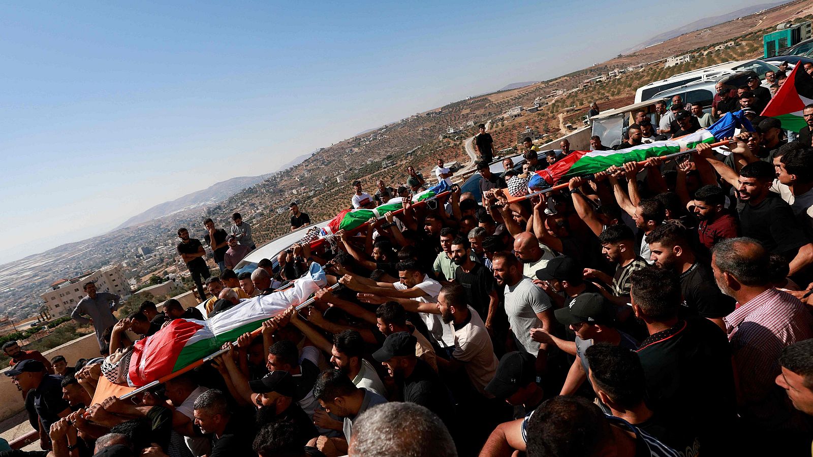 Palestinos asisten al funeral de varias personas asesinadas en ataque israelí en Cisjordania