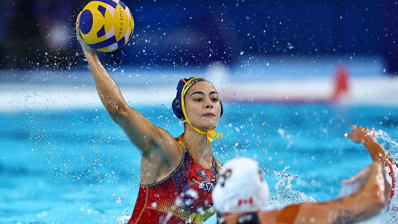 París 2024: Paula Crespi lanza a gol durante el España-Canadá de cuartos de final del waterpolo.