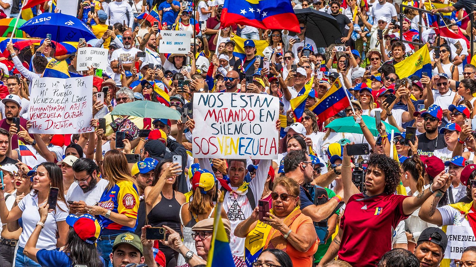 Decenas de venezolanos se manifiestan contra los resultados oficiales electorales en Miami, Estados unidos