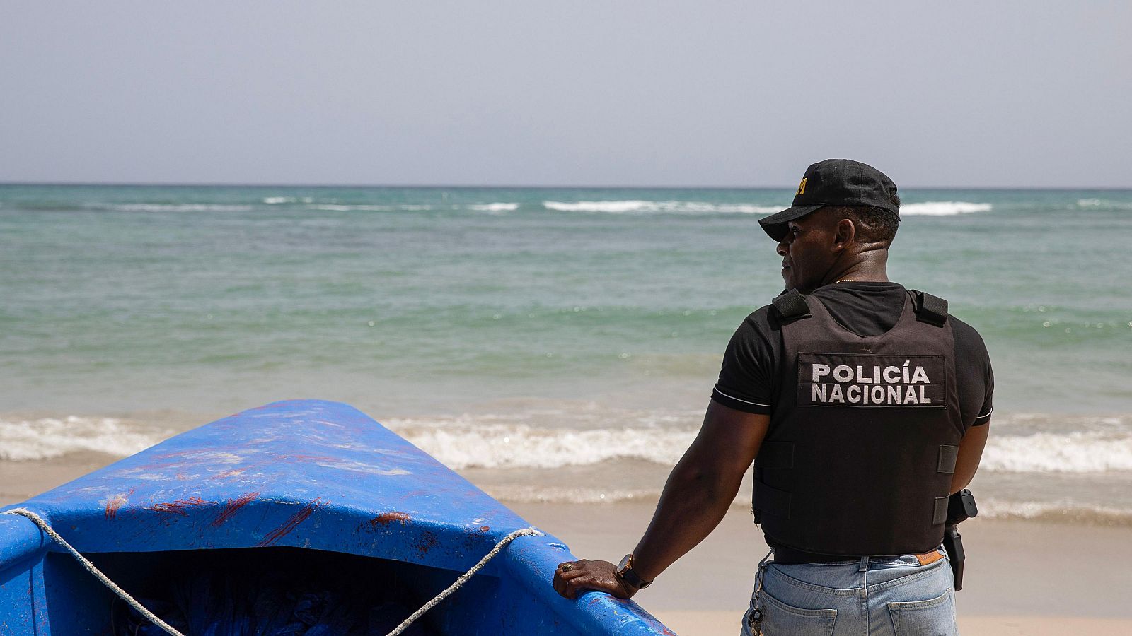 Un agente de la policía en la playa de Guacayanes (República Dominicana).