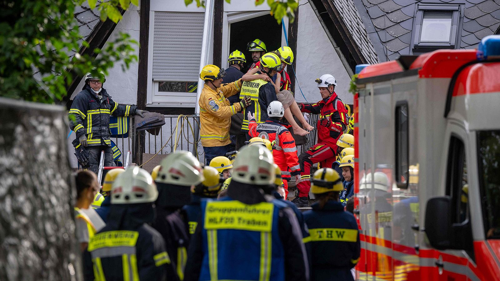 Los servicios de emergencia logran rescatar a una persona atrapada entre los escombros