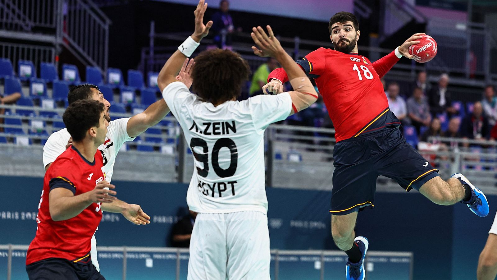 Paris 2024: Imanol Garciandia durante el partido España-Egipto de cuartos de final del balonmano.