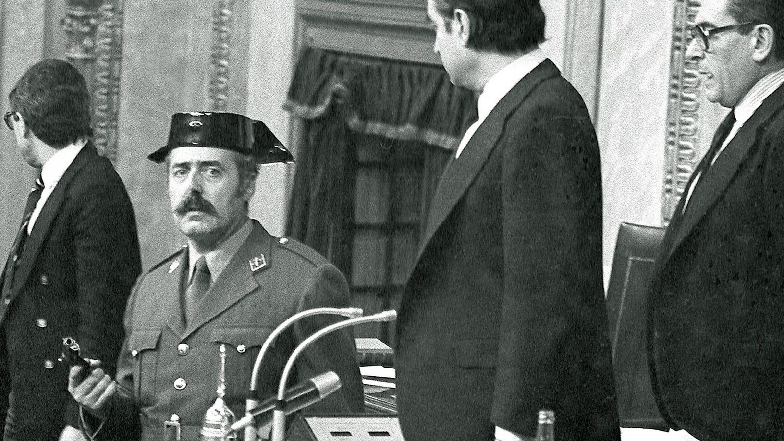 Una de las famosas imágenes del Golpe de Estado del 23F que tomó Manuel Hernández de León (EFE/Arachivo)