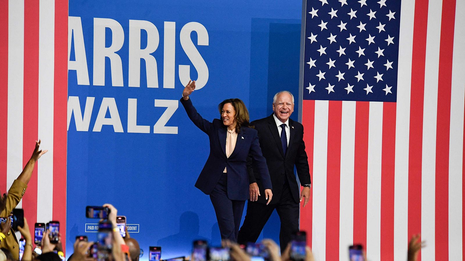 La vicepresidenta de EE.UU., Kamala Harris, y su compañero de campaña presidencial, el gobernador de Minnesota, Tim Walz