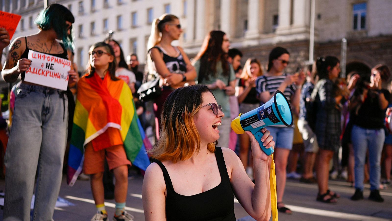 Manifestantes protestan contra la nueva ley que prohíbe la "propaganda" LGBTQ en las escuelas de Bulgaria