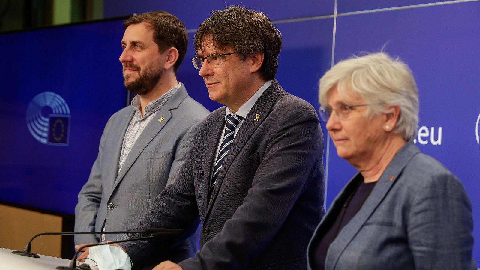 Toni Comín (i), Carles Puigdemont (c) y Clara Ponsatí (d) en el Parlamento Europeo