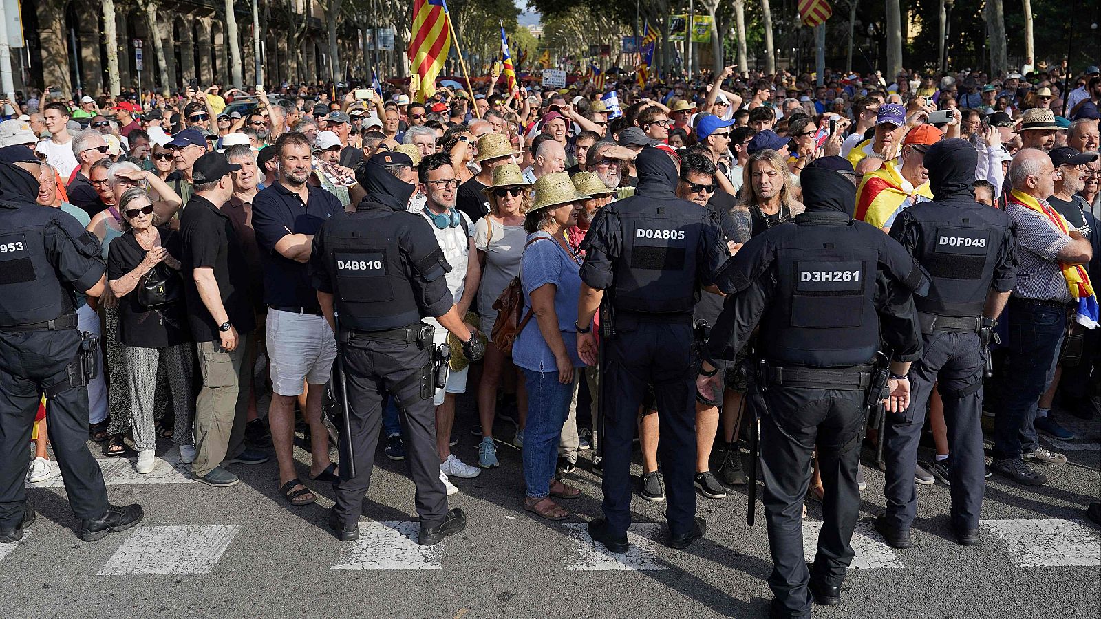 Detenido dos mossos acusados de ayudar a Puigdemont a huir tras su reaparición en Barcelona