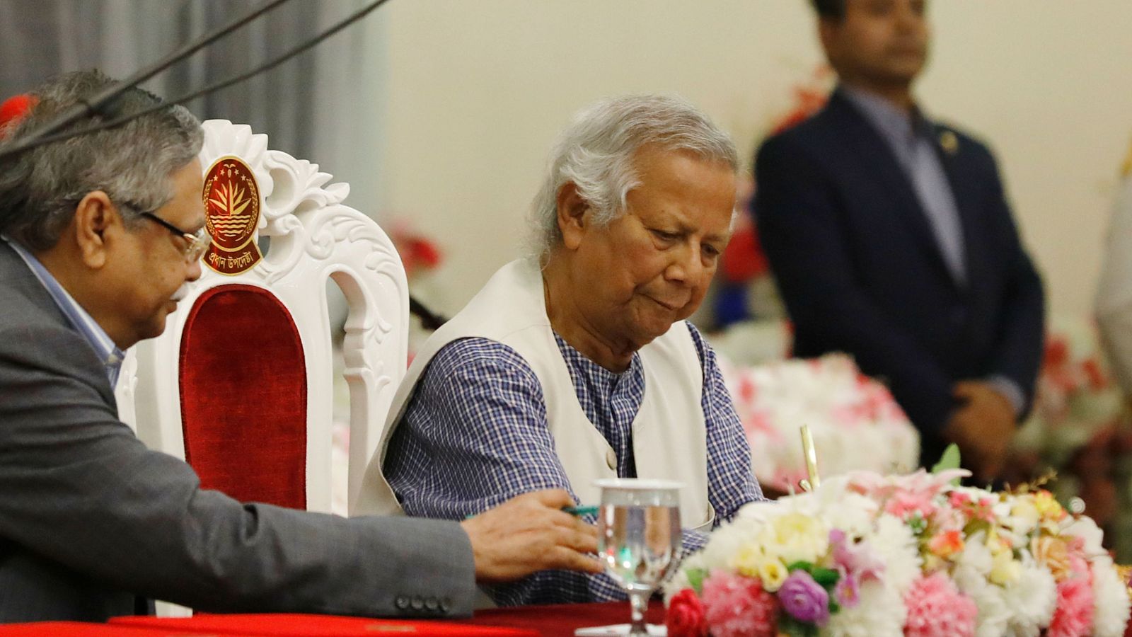 Yunus toma posesión como jefe del Gobierno provisoinal de Bangladés