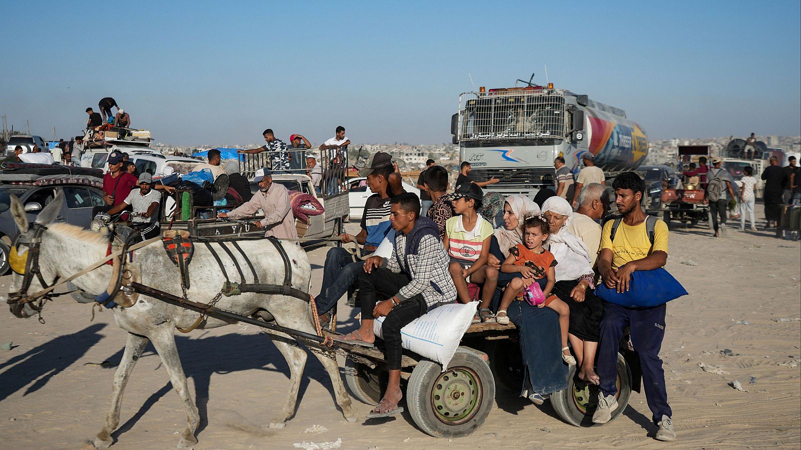 Imagen de palestinos que huyen de la zona de Jan Yunis este pasado jueves tras las órdenes de evacuación del ejército israelí. Israel inicia nueva incursión terrestre en Jan Yunis tras evacuar a gazatíes de la zona.