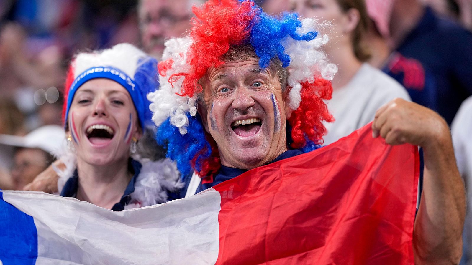 Aficionados franceses con pelucas y banderas tricolores en los JJ. OO. de París 2024