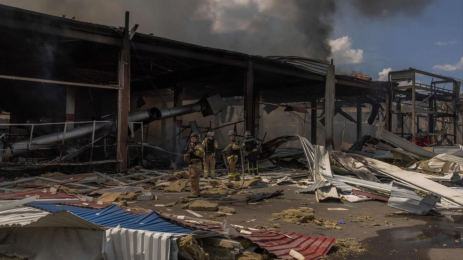 Imagen del personal de emergencia y rescate ucraniano que opera en el lugar del supermercado destruido tras un ataque ruso en Kostyantynivka. Ucrania denuncia un ataque en un supermercado con al menos diez muertos.