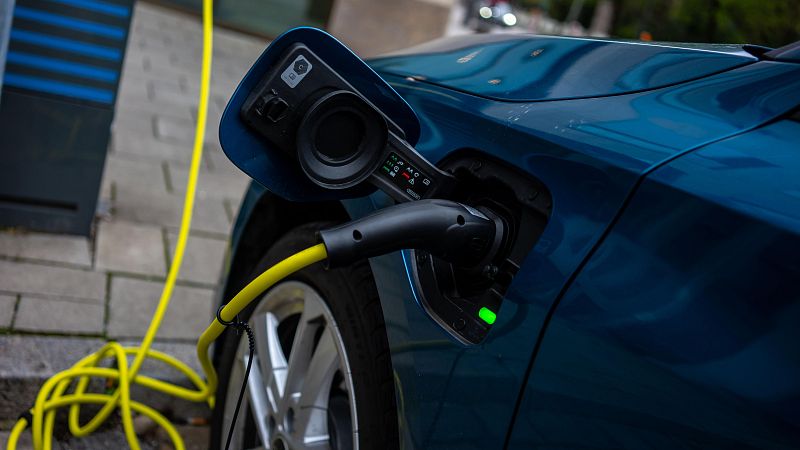 Puntos de recarga, marcas chinas y ayudas "ineficaces": radiografía del coche eléctrico en España