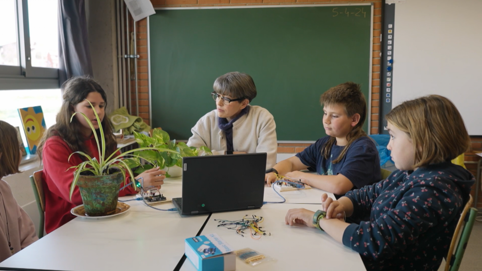 Els alumnes d'una escola de Moià expliquen a Thais Villas en què treballen amb el projecte Steam4all