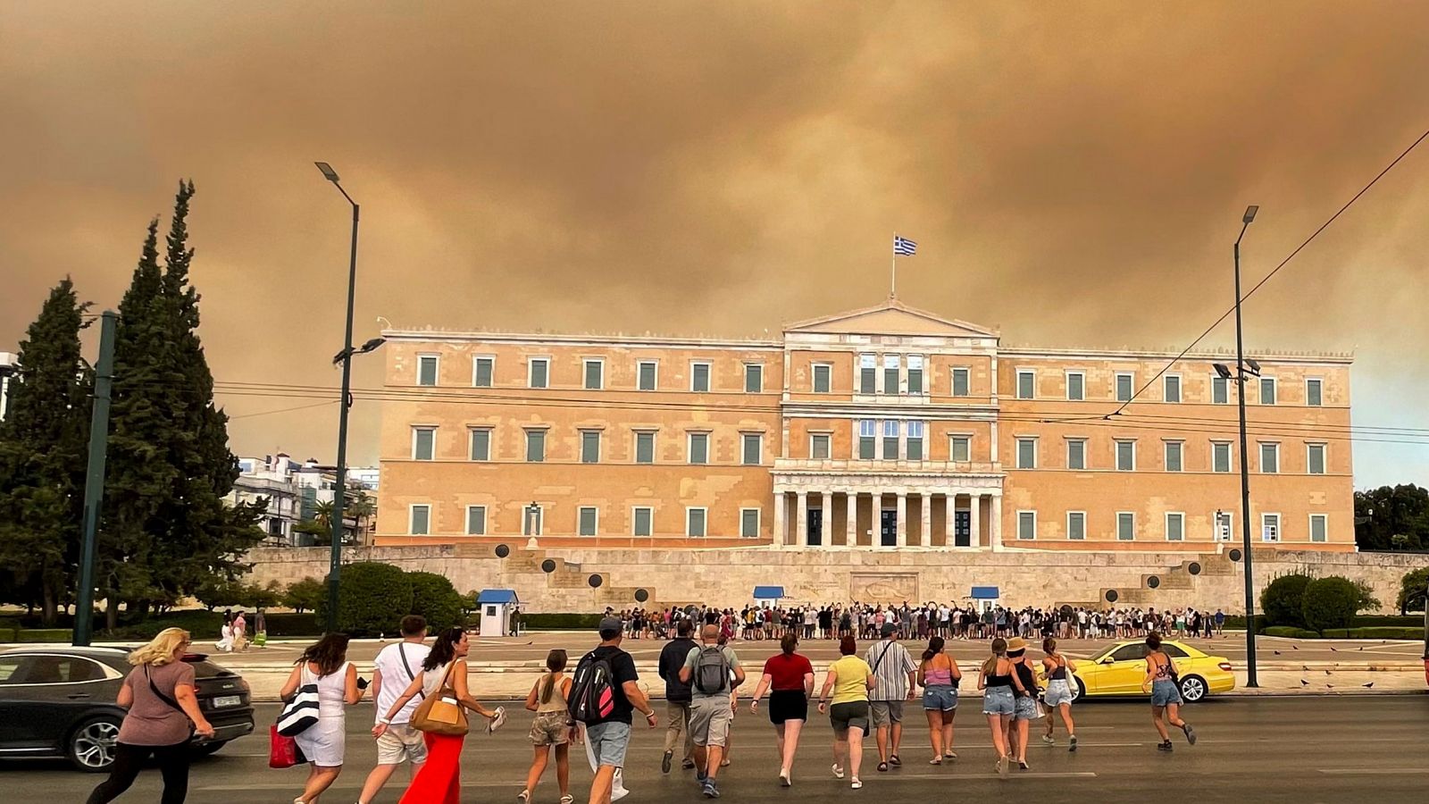 Miles de evacuados por dos grandes incendios a las afueras de Atenas