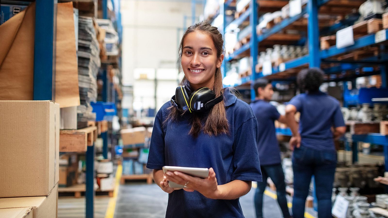 Una mujer joven trabajando