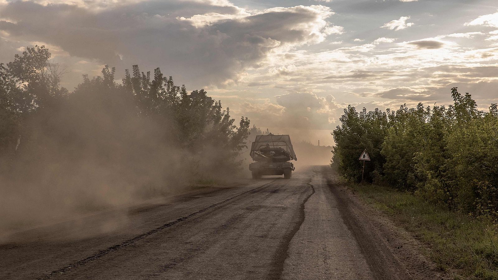 Militares ucranianos conducen un tanque T-64 de fabricación soviética en la región de Sumy, cerca de la frontera con Rusia.