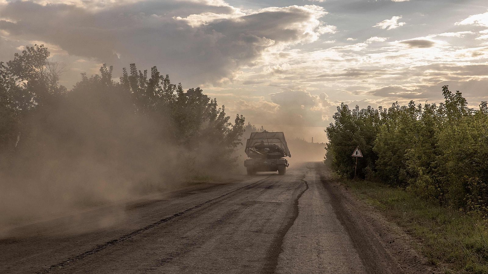 Militares ucranianos conducen un tanque T-64 de fabricación soviética en la región de Sumy, cerca de la frontera con Rusia. Rusia extiende a la región de Bélgorod las evacuaciones por la penetración ucraniana en Kursk.