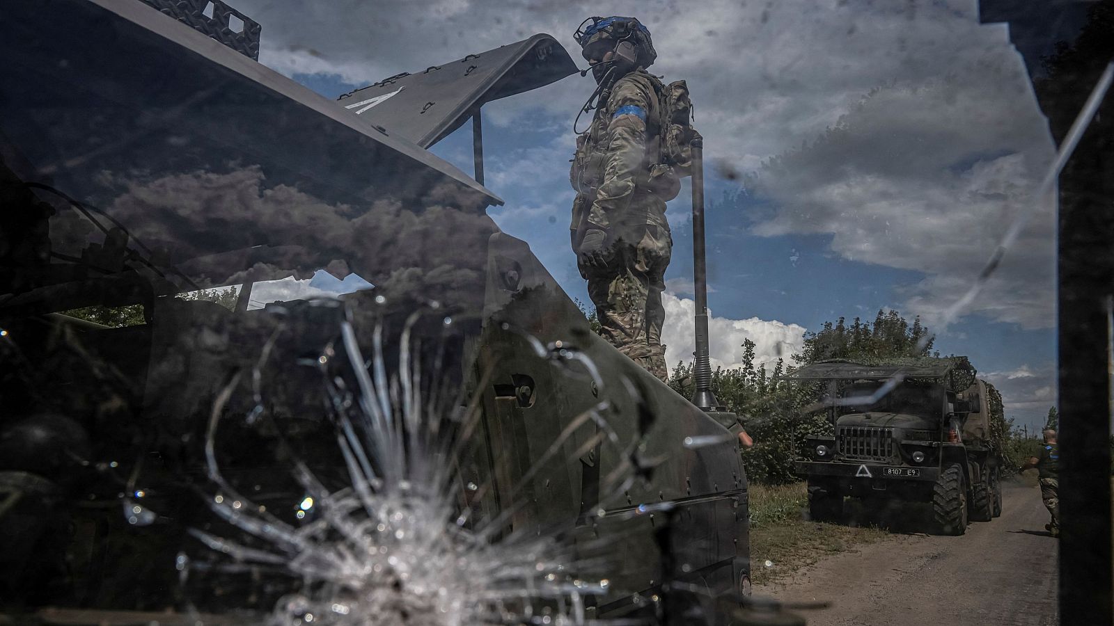 Un militar ucraniano repara un vehículo cerca de la frontera rusa en la región de Sumy. Rusia extiende a la región de Bélgorod las evacuaciones por la incursión ucraniana en Kursk.