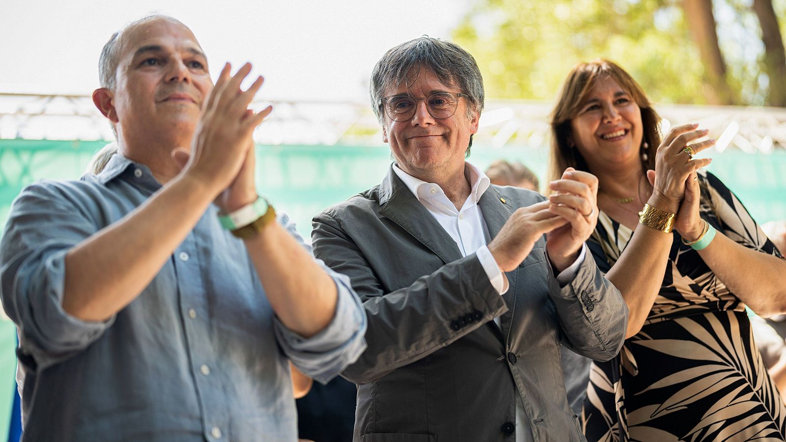 El secretario general de Junts, Jordi Turull (i), el expresidente Carles Puigdemont (c) y la presidenta del partido, Laura Borràs (d)