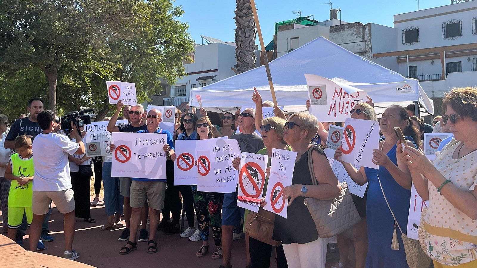 Concentración de los vecinos de La Puebla del Río (Sevilla) en protesta por el virus del Nilo