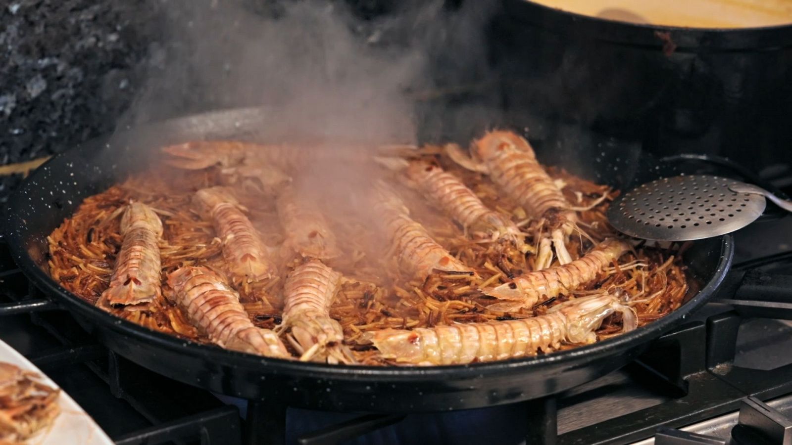 Cambrils al plat: Recepta autèntica de fideus rossos amb galeres