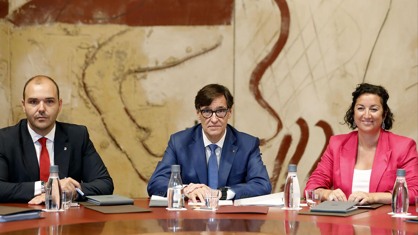 El presidente de la Generalitat, Salvador Illa (c), acompañado por la consellera de Economía i Hisenda, Alícia Romero, y por el conseller de Presidència, Albert Dalmau