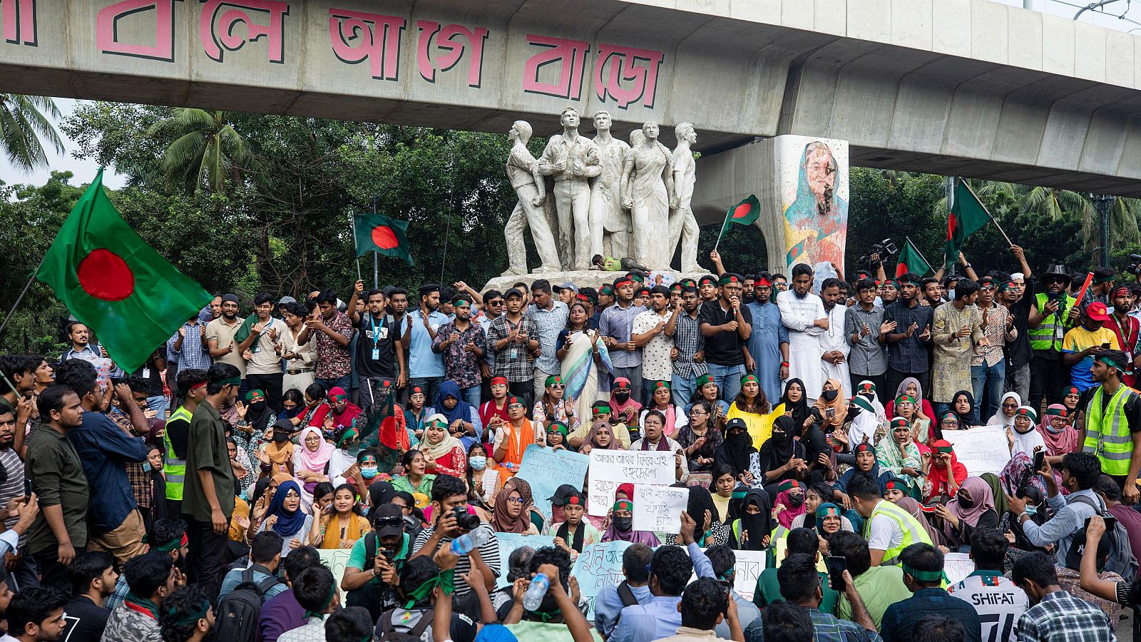 Estudiantes gritan consignas durante una protesta para exigir el juicio de la ex primera ministra Sheikh Hasina