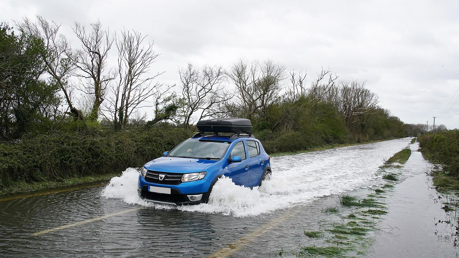 Consejos para conducir por una carretera llena de agua