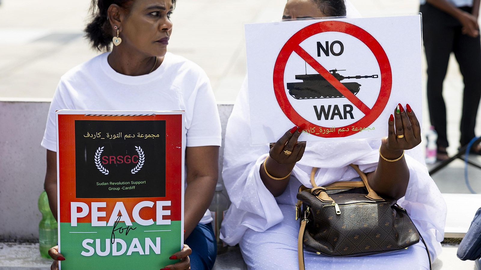 Dos mujeres sudanesas participan en una manifestación en Ginebra para exigir el fin de la guerra en Sudán