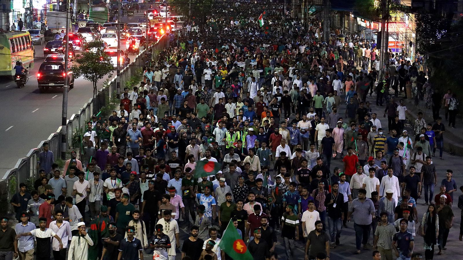 Activistas del movimiento Estudiantes contra la Discriminación reclaman un juicio de la primera ministra depuesta Sheikh Hasina