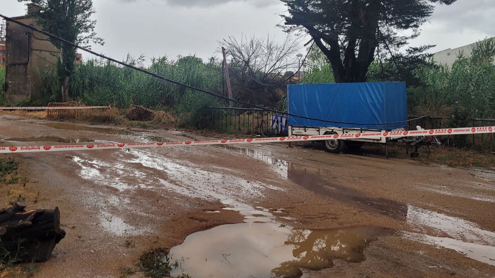 Un cordó dels Bombers impedeix circular per un carrer totalment inundat a Cassà de la Selva