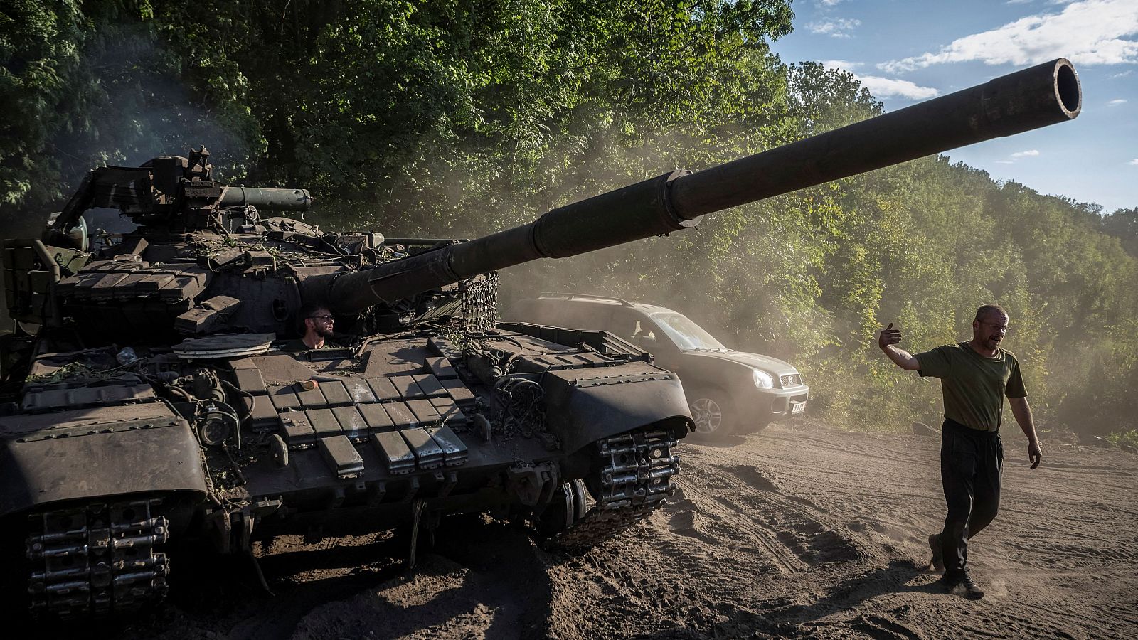 Un militar ucraniano opera un tanque, en medio del ataque ruso a Ucrania, cerca de la frontera rusa en la región de Sumy.