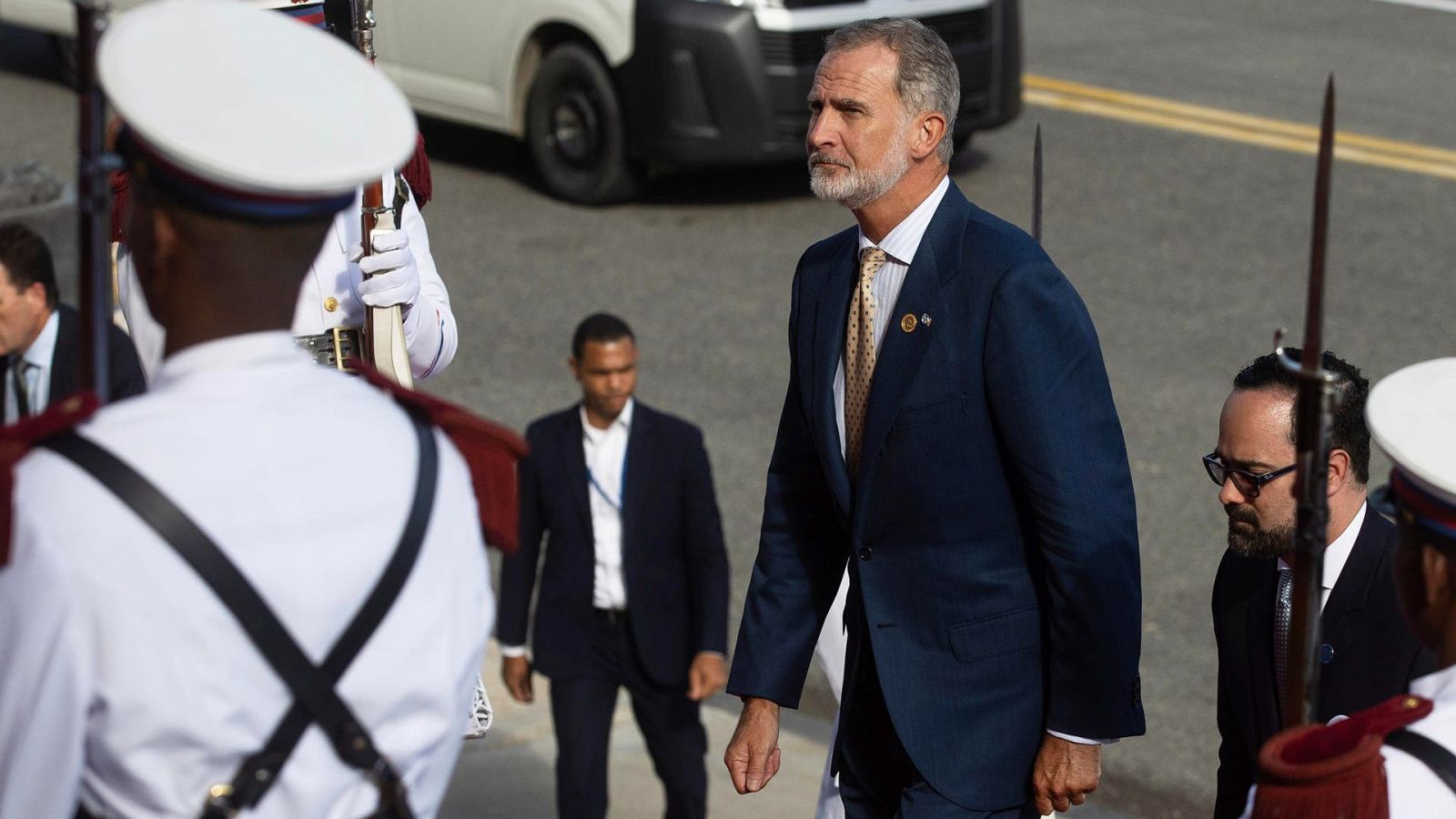 El rey Felipe VI camina a su llegada al Palacio Nacional de la República Dominicana, en Santo Domingo.