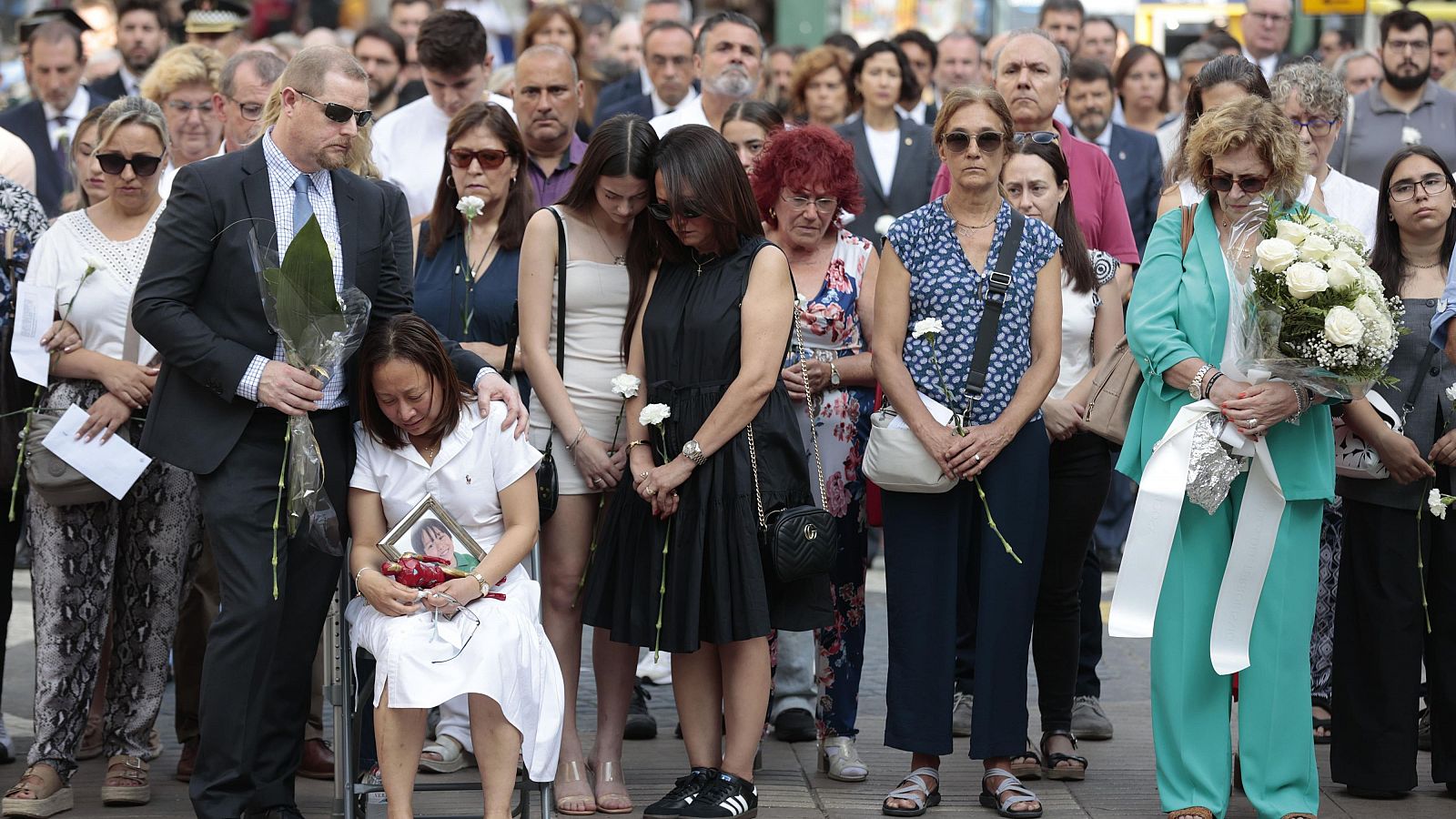 Supervivents i familiars de les víctimes assisteixen a l'acte de record amb motiu del serà aniversari dels atemptats del 17A a la Rambla