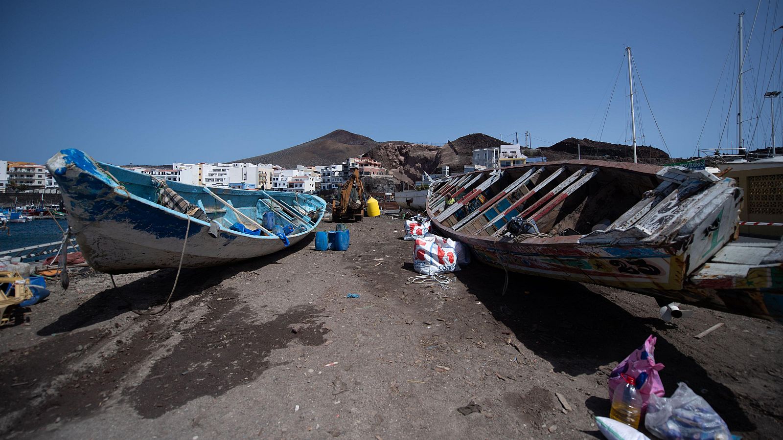 Dos cayucos en el puerto de la Isla del Hierro