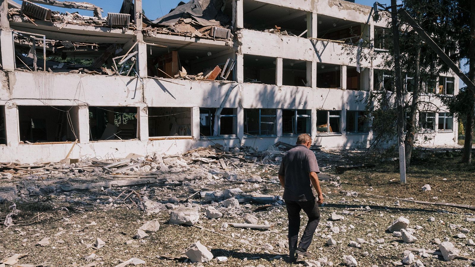 Un colegio destruido en un bombardeo ruso sobre la localidad de Yunakivka, en la región de Sumi